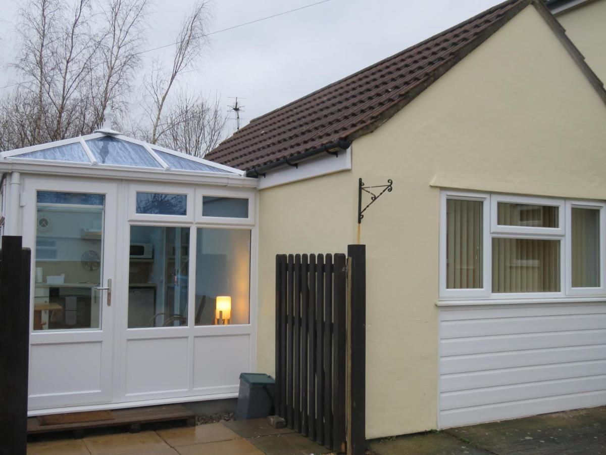 Little Orchard Apartment Yate Exterior photo