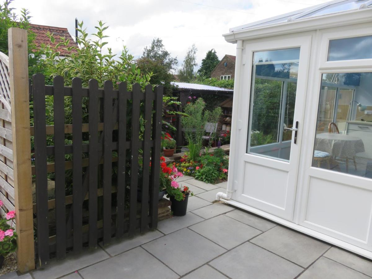 Little Orchard Apartment Yate Exterior photo