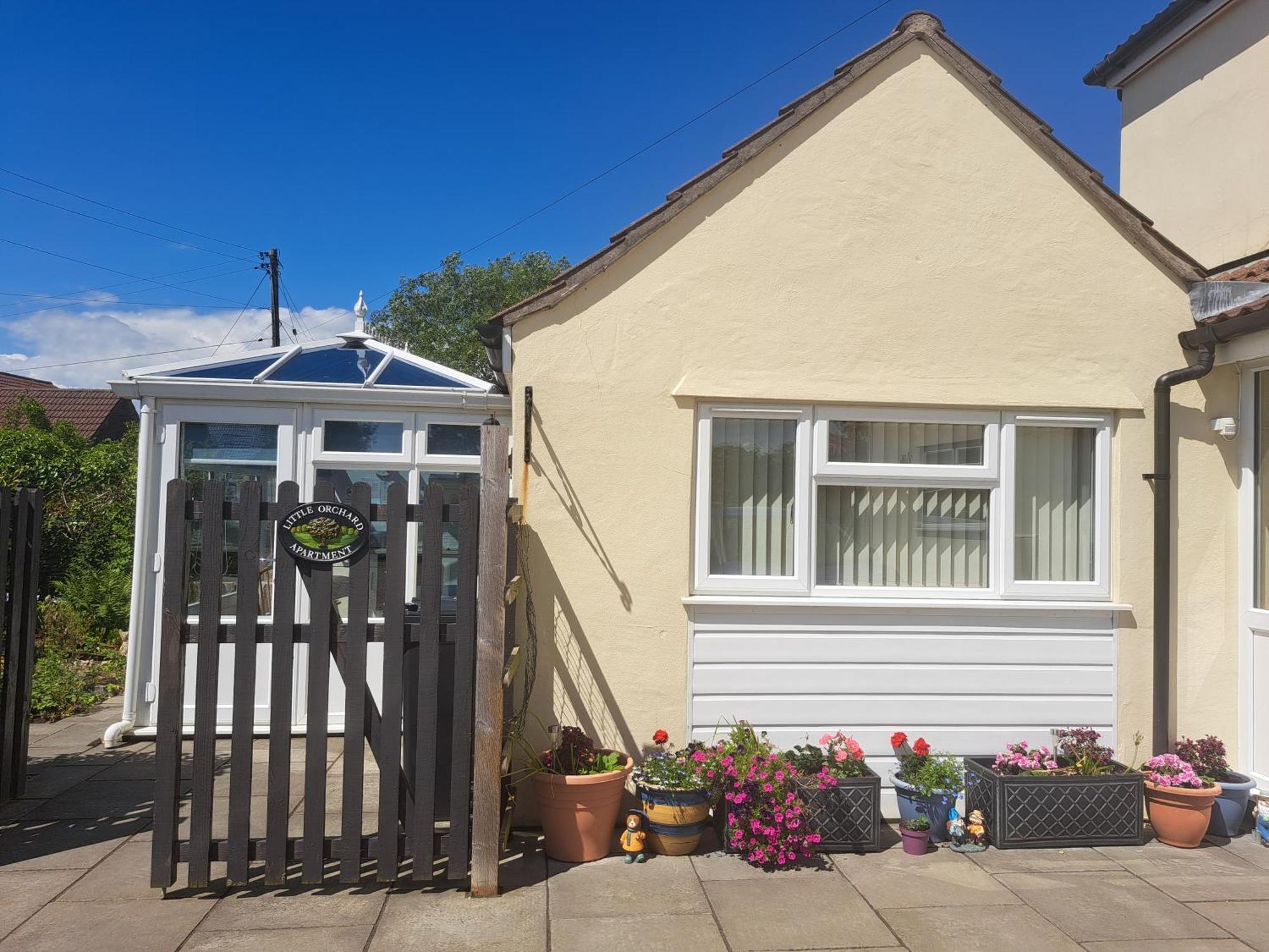 Little Orchard Apartment Yate Exterior photo